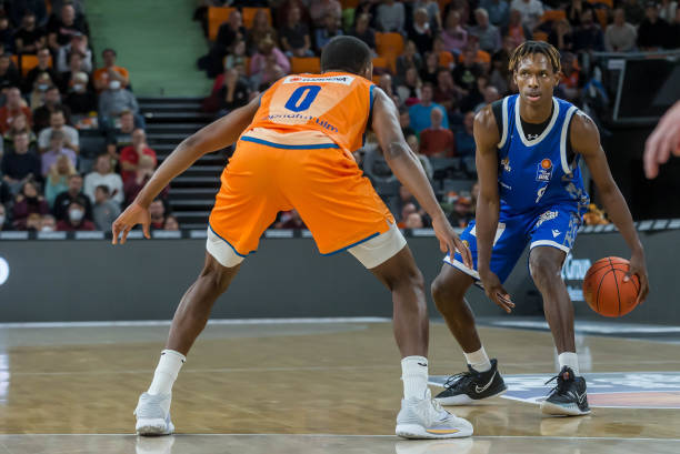 也在他的前 也在他的前